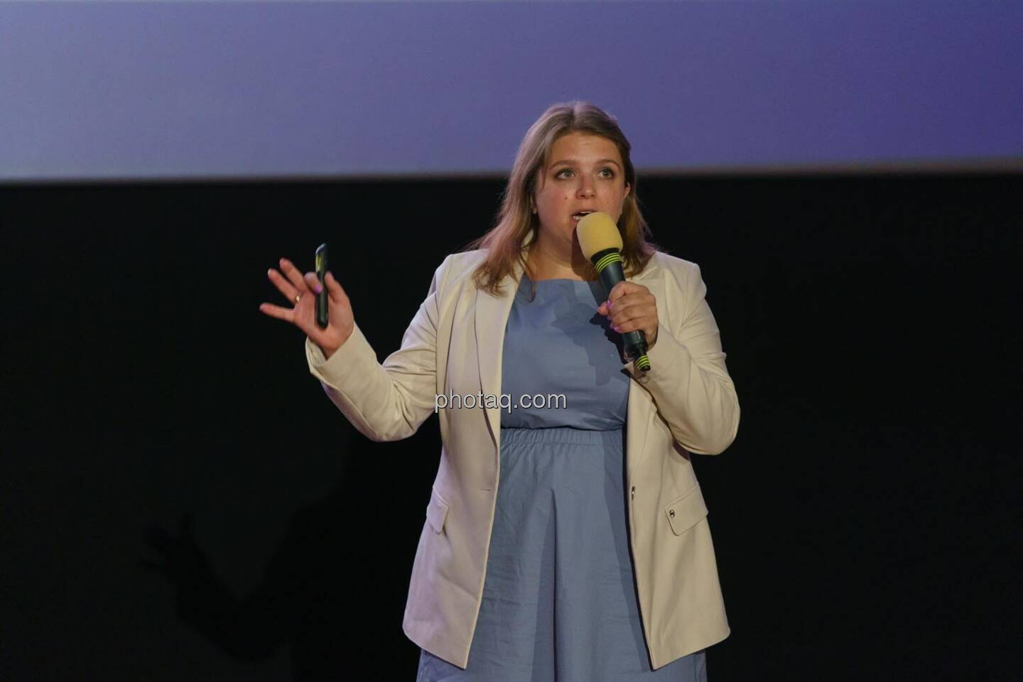 1. Aktientag von Börse Social und Börse Express im Cineplexx Kino, Präsentation PORR AG, Lisa Galuska (IR)