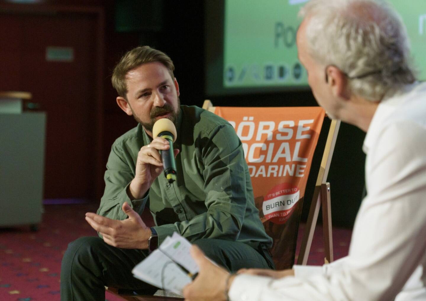 Mit Ritschy Dobetsberger für den Inside Umbrella Podcast in Liegestühlen am 1. Österreichischen Aktientag (Foto: Martina Draper)