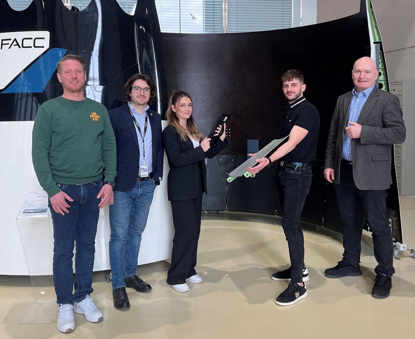 FACC optimiert Inspektionsprozesse durch Einsatz von Augmented Reality, v.l.n.r.: Tomas Geri (FACC), Thomas Ecker (FACC), Lena Döberl (Studentin FH Oberösterreich), Paul Nasc (Student FH Oberösterreich), Franz Obermair (FH Oberösterreich) © FACC