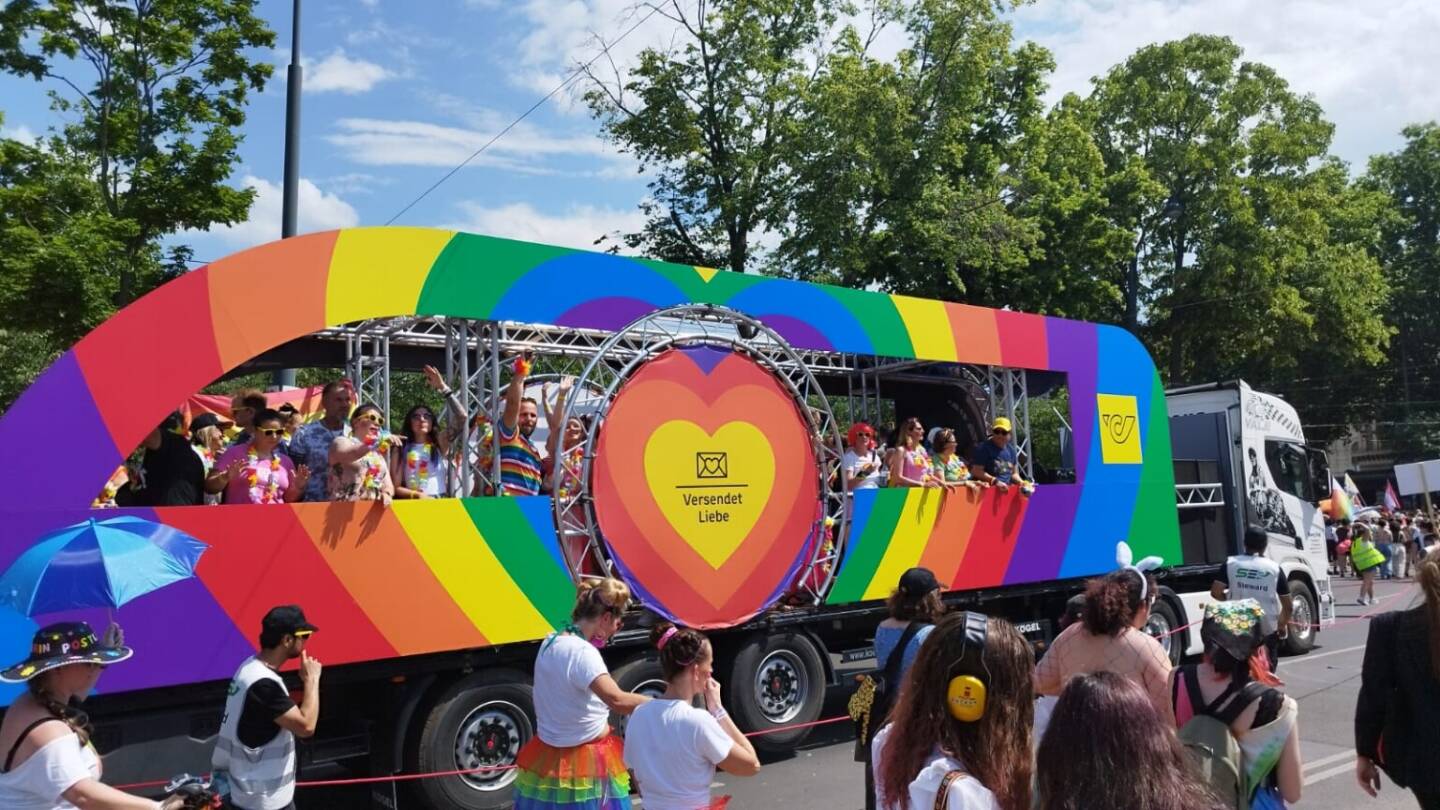 Österreichische Post auf der Pride: Im Rahmen von Vienna Pride zeigt die Post Präsenz – mit eigenem Truck bei der Regenbogenparade 2025 und der Teilnahme am „Vienna Pride Run – Run for Acceptance“.  Foto: Österreichische Post