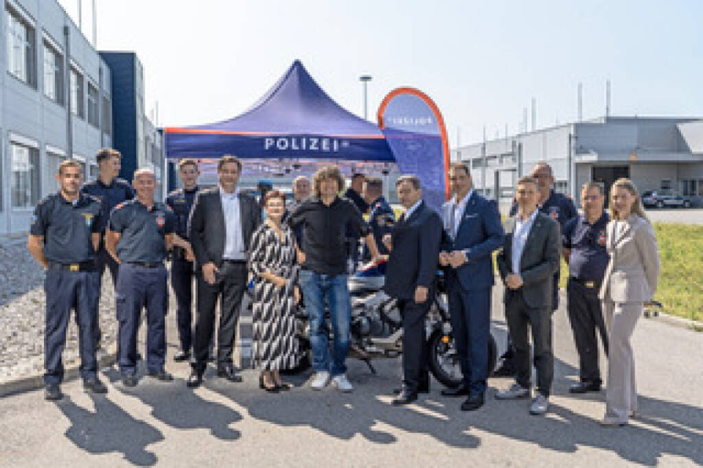 Mitarbeitergesundheit und Arbeitssicherheit stehen im Mittelpunkt bei NOVOMATIC“: Team der Polizei Gumpoldskirchen/Guntramsdorf, Mag. Johannes Gratzl (NOVOMATIC AG), Dagmar Händler (Bürgermeisterin Gumpoldskirchen), Extremradsportler Christoph Strasser, Dipl.-Ing. Ryszard Presch (NOVOMATIC AG), Mag. Stefan Krenn (NOVOMATIC AG), Christoph Neubauer (NOVOMATIC AG), Team der Feuerwehr Gumpoldskirchen, Mag. Alexandra Lindlbauer (NOVOMATIC AG). Fotoquelle: Novomatic, © Aussender (13.06.2025) 