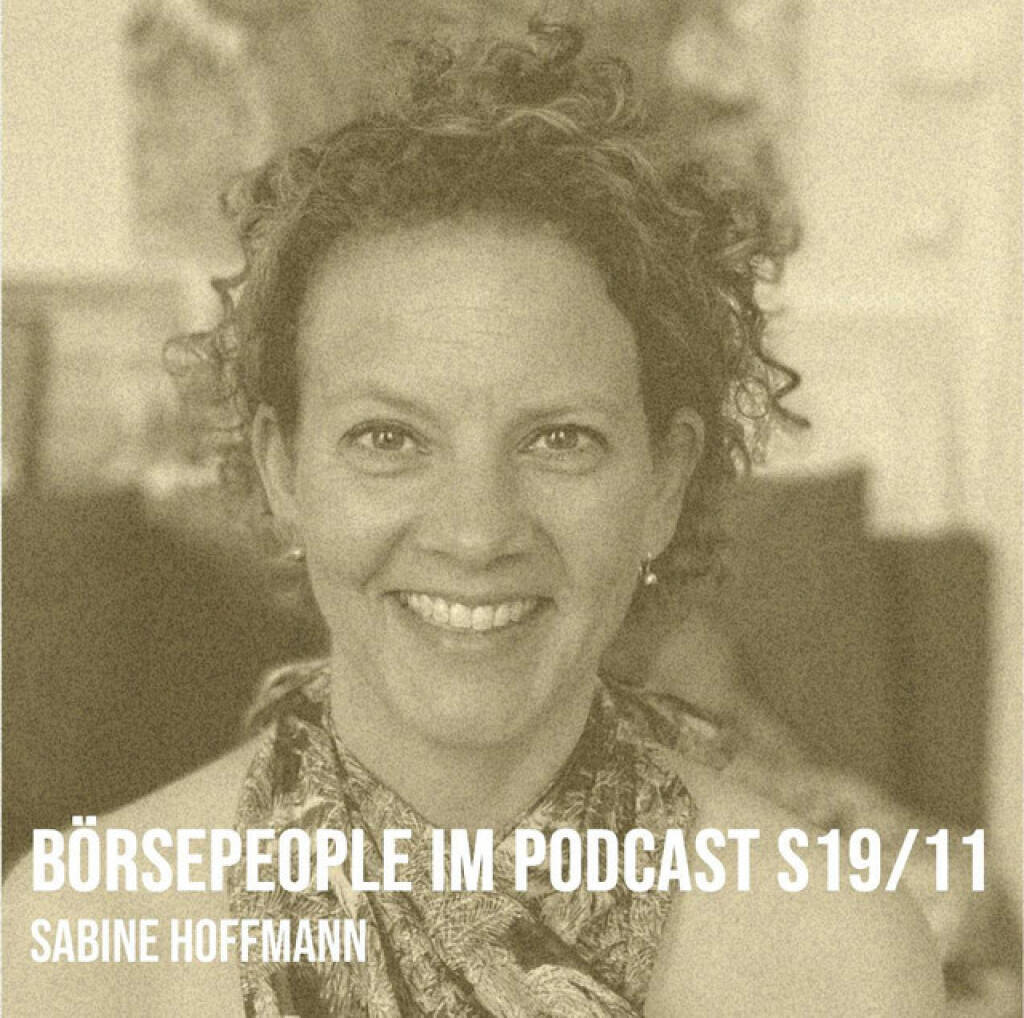 https://open.spotify.com/episode/5JlCxPG3UtNkacQp3gE9OP
Börsepeople im Podcast S19/11: Sabine Hoffmann - <p>Sabine Hoffmann bezeichnet sich als Botschafterin für eine Zukunft, die wir lieben werden, Sabine widmet dafür ihre Erfahrung aus 20 Jahren Unternehmerin jetzt zu 100 Prozent für unser Leben auf diesem Planeten. Gefällt mir als Einleitung. Interessanterweise haben wir uns vor etwas mehr als 20 Jahren zufällig rund um eine innovative Kooperation mit dem Season-Sponsor Volksbank kennengelernt. Sabine, die in der Telekom-Branche startete (UTA, Nextra, Netway), war damals schon mit ihrer Firma ambuzzador selbstständig (und für die Volksbank) tätig. Aus ambuzzador wurde vor ein paar Jahren The Tomorrow Tribe. Was ist mit ihr passiert?, diese Assoziation zu ihr stellt Sabine selbst in den Raum. Und so reden wir über LeadersForTomorrow, die Held:innenreise, den Kraftort Ronthal, den Körper, das Eisbaden, einen Podcast und was es heisst, wenn man born in 330 ppm ist.<br>
<br>
- LeadersForTomorrow treffen sich am Erlebnis Campus Ronthal <br>
am 27. und 28. August - von 12:00 bis 12:00<br>
für 24 Stunden Zukunftsgespräche - am Feuer und im Wald, im Stadl und an der Bar im ehemaligen Kuhstall<br>
mit 40 Menschen, als Vertreter:innen ihres Wirkungsbereichs.<br>
Unabhängig* und offen für unkonventionelle Positionen, Denkmodelle, Gesellschaftsformen und Wirtschaftssysteme.<br>
Am Rande der Stadt: 40 Min. von Wien, 10 Min. von Langenlois entfernt, <a href=https://thetomorrowtribe.net target=_blank>https://thetomorrowtribe.net</a> bzw. <a href=https://www.ronthal1.at target=_blank>https://www.ronthal1.at</a><br>
 <br>
- Leaders For Tomorrow, der PodCast aus der Zukunft die wir lieben werden<br>
Sabine im Gespräch mit Change Makers, die heute schon anders leben oder wirken, als viele andere. Lass´ Dich inspirieren von Gänsehaut Momenten, in denen klar war Es ist Zeit für was Neues!, von Erfolgserlebnissen und Rückschlägen und vom Blick hinter die Kulissen von Menschen mit der Extraportion Mut. Menschen, die jeden Tag aufs Neue antreten, um unser System von innen zu verändern!<br>
Vielleicht ist dieser PodCast der Auslöser für DEIN Neues? Wir brauchen Dich, weil DU den Unterschied machst für unsere Zukunft die wir lieben werden. Zum Podcast: <a href=https://open.spotify.com/show/0QM4yrjr84lOfWGi9l6lLy target=_blank>https://open.spotify.com/show/0QM4yrjr84lOfWGi9l6lLy</a><br>
<br>
About: Die Serie Börsepeople des Podcasters Christian Drastil, der im Q4/24 in Frankfurt als Finfluencer & Finanznetworker #1 Austria ausgezeichnet wurde, findet im Rahmen von <a href=http://www.audio-cd.at target=_blank>http://www.audio-cd.at</a> und dem Podcast Audio-CD.at Indie Podcasts statt.  Es handelt sich dabei um typische Personality- und Werdegang-Gespräche. Die Season 19 umfasst unter dem Motto „25 Börsepeople“ 25 Talks. Presenter der Season 19 ist die Volksbank <a href=https://www.volksbank.at target=_blank>https://www.volksbank.at.</a> Welcher der meistgehörte Börsepeople Podcast ist, sieht man unter <a href=http://www.audio-cd.at/people target=_blank>http://www.audio-cd.at/people.</a> Der Zwischenstand des laufenden Rankings ist tagesaktuell um 12 Uhr aktualisiert.<br>
<br>
Bewertungen bei Apple (oder auch Spotify) machen mir Freude: <a href=http://www.audio-cd.at/spotify target=_blank>http://www.audio-cd.at/spotify</a> , <a href=http://www.audio-cd.at/apple target=_blank>http://www.audio-cd.at/apple</a> .<br>
</p> (18.06.2025) 