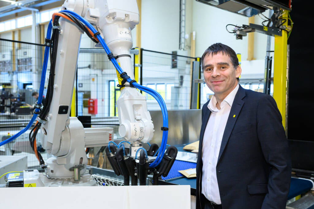 Peter Umundum, Generaldirektor-Stellvertreter, Vorstand für Paket & Logistik, Österreichische Post AG, mit Paketroboter„Robin“, Foto: Post, © Aussender (07.07.2025)