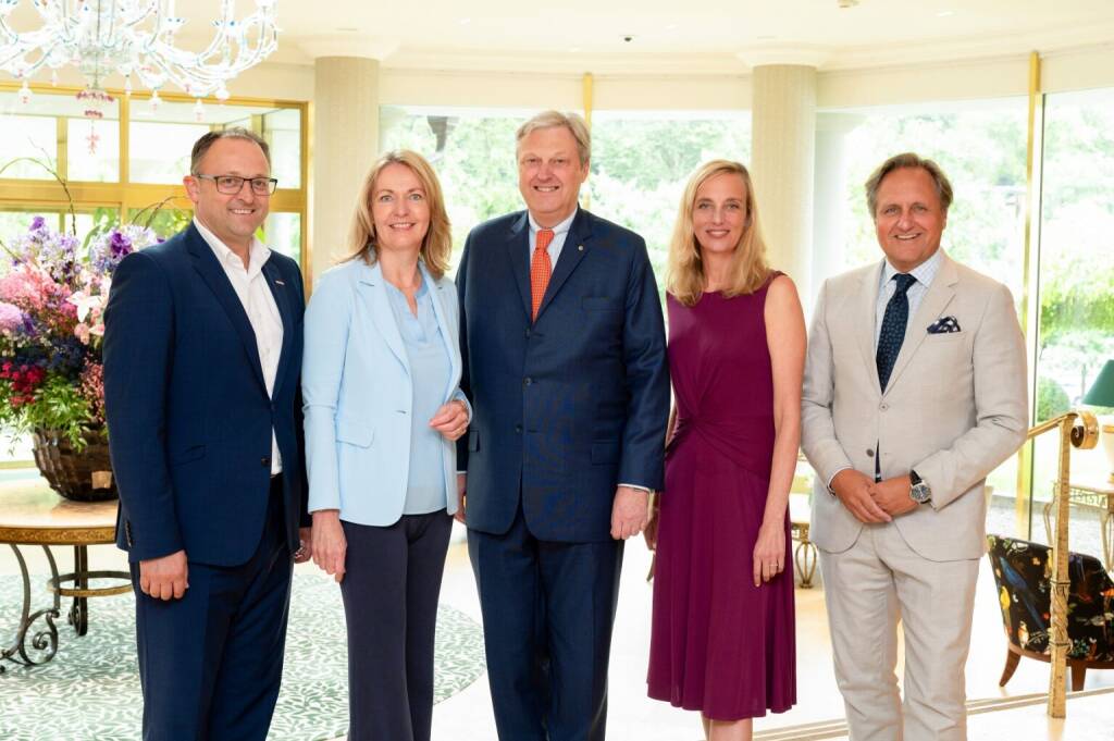 respACT-Businesslunch 2025 – v.l.n.r: Meinrad Höfferer – Präsidium und Kammerdirektor WKK, Claudia Mischensky – Geschäftsführerin IV Kärnten und Vize- Generalsekretärin IV Österreich, Nikolaus Juhász – Vorstandsvorsitzender BKS Bank und Landeskoordinator respACT, Daniela Knieling – Geschäftsführerin respACT, Christian Skilich – Vorstandsmitglied der Lenzing AG. ©Caroline Knauder (09.07.2025) 