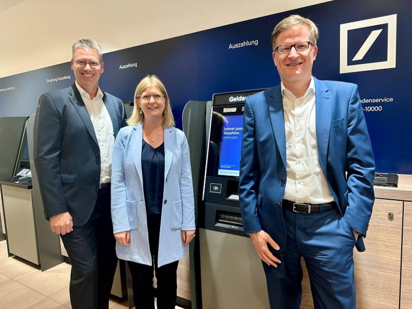 Für 80 Millionen Euro wurden seit Sommer 2024 alle Geräte mit Geldautomatenfunktion in den Filialen der Deutschen Bank und Postbank erneuert. „Als eine der letzten Filialen bundesweit erhielt die Deutsche Bank Frankfurt/M-Sachsenhausen in dieser Woche die neuen Geräte.“ (Foto v.l.n.r.): René Devaux, Leiter SB-Geräteinfrastruktur im Personal Banking der Deutschen Bank, Elena Wellnitz, Filialdirektorin Deutsche Bank Frankfurt/M-Sachsenhausen, Thorsten Peppler, COO im Personal Banking der Deutschen Bank; Fotoquelle: Deutsche Bank