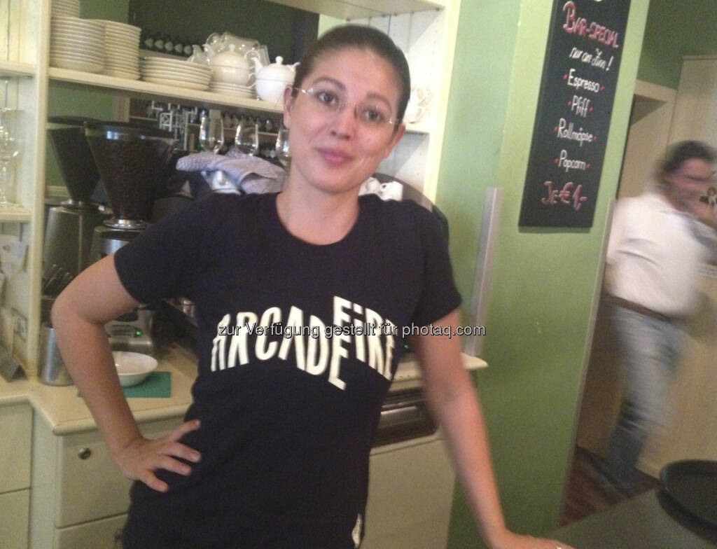 Naomi Fiby, Ex-Sal. Oppenheim, jetzt http://www.dasheinz.at im Shirt der genialen Band Arcade Fire (11.09.2013) 