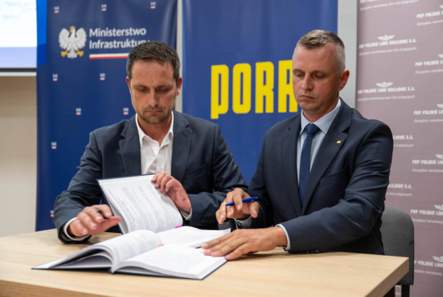 Unterzeichnung des Auftrags für Linie 104 (v.li.): Mateusz Wanat – PKP PLK S.A., Jan Chmiel - PORR S.A. © PORR