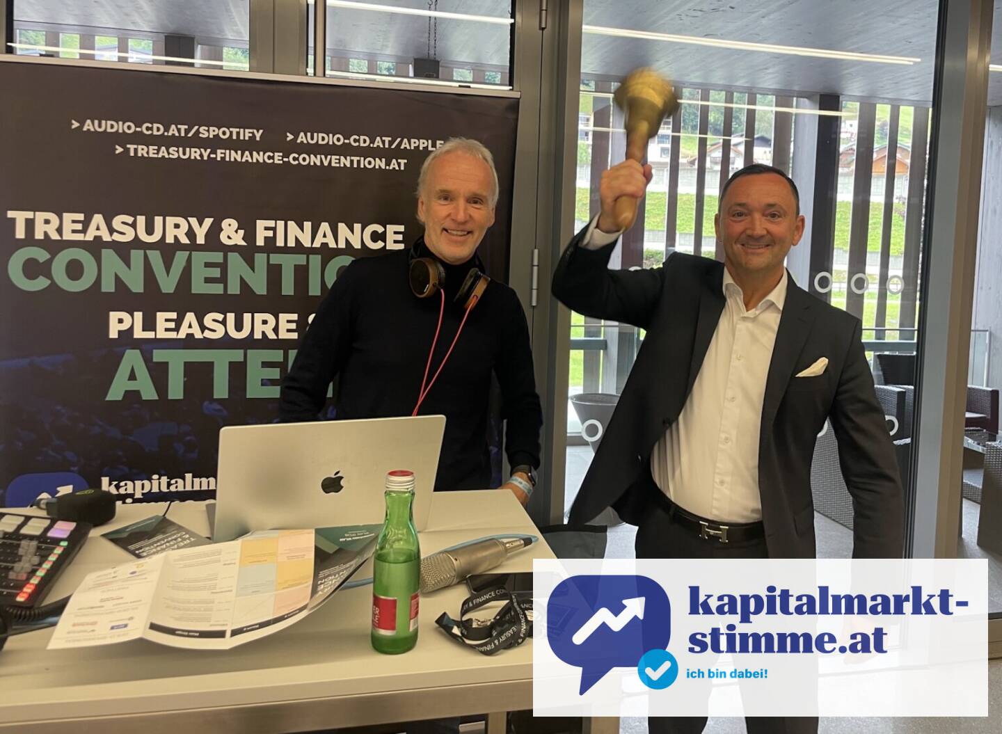 Michael Juen (SLG Treasury, re.) mit der Opening Bell für die #tfc25 und im Podcast