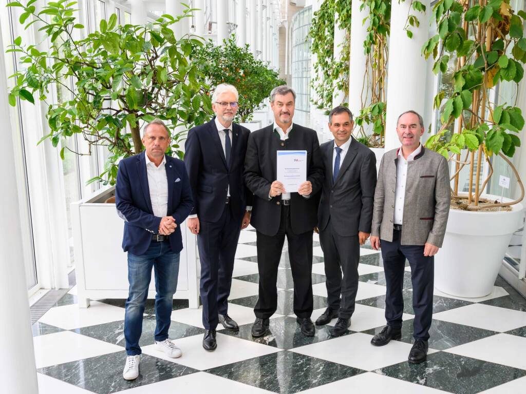 Der positive Planfeststellungsbeschluss für den Energiespeicher Riedl wurde der VERBUND Tochter Donaukraftwerk Jochenstein AG zugestellt. Am Foto vlnr: Bayerns Umweltminister Thorsten Glauber; Michael Strugl, CEO VERBUND; Ministerpräsident Markus Söder; Landrat Raimund Kneidinger; Staatsminister Hubert Aiwanger. Fotorechte: Bayerische Staatskanzlei, © Aussender (16.09.2025) 