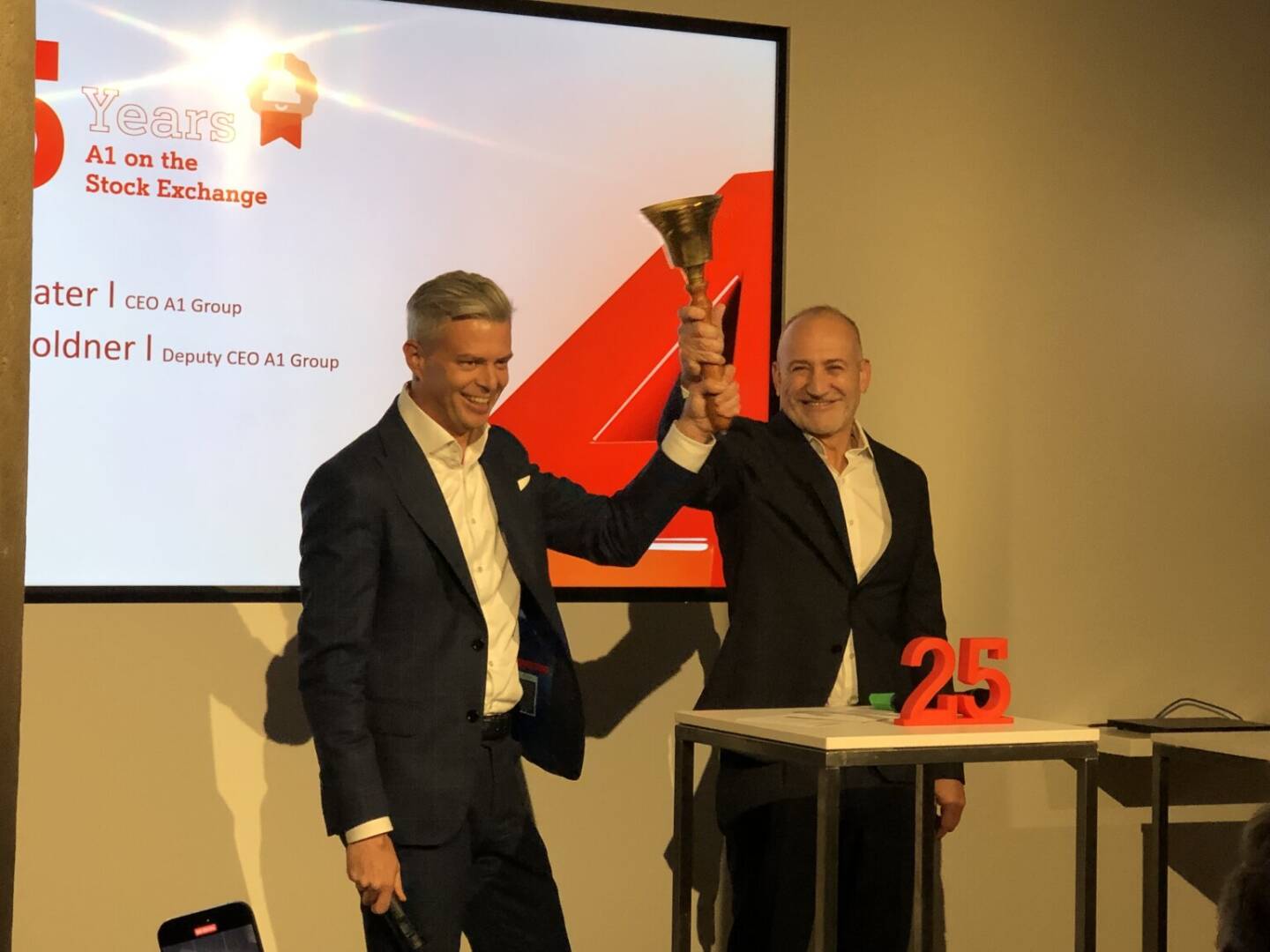 A1 Telekom Austria Group feiert 25jähriges Börsenjubiläum: Deputy CEO Thomas Arnoldner und CEO Alejandro Plater läuteten die Börsenglocke, Foto: Börse Social