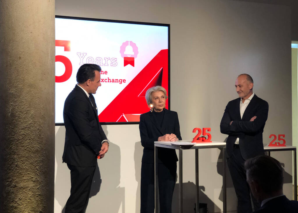 A1 Telekom Austria Group feiert 25jähriges Börsenjubiläum: ÖBAG-Chefin Edith Hlawati erinnert sich an den Börsengang inklusive Bell-Ringing an der New Yorker Börse, im Bild mit Wiener Börse CEO Christoph Boschan und A1 CEO Alejandro Plater, Foto: Börse Social (24.09.2025) 