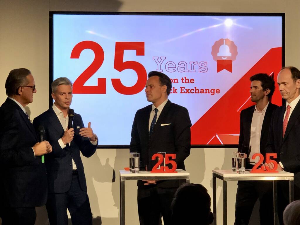 A1 Telekom Austria Group feiert 25jähriges Börsenjubiläum: Podium mit Kunden und Investoren: v.li. Flughafen Wien-Vorstand Günther Ofner, A1 Deputy CEO Thomas Arnoldner, Wiener Börse CEO Christoph Boschan, Taurus CMO Victor Busson, Thomas Niss CEO von Sunrise Capital, Foto: Börse Social (24.09.2025) 