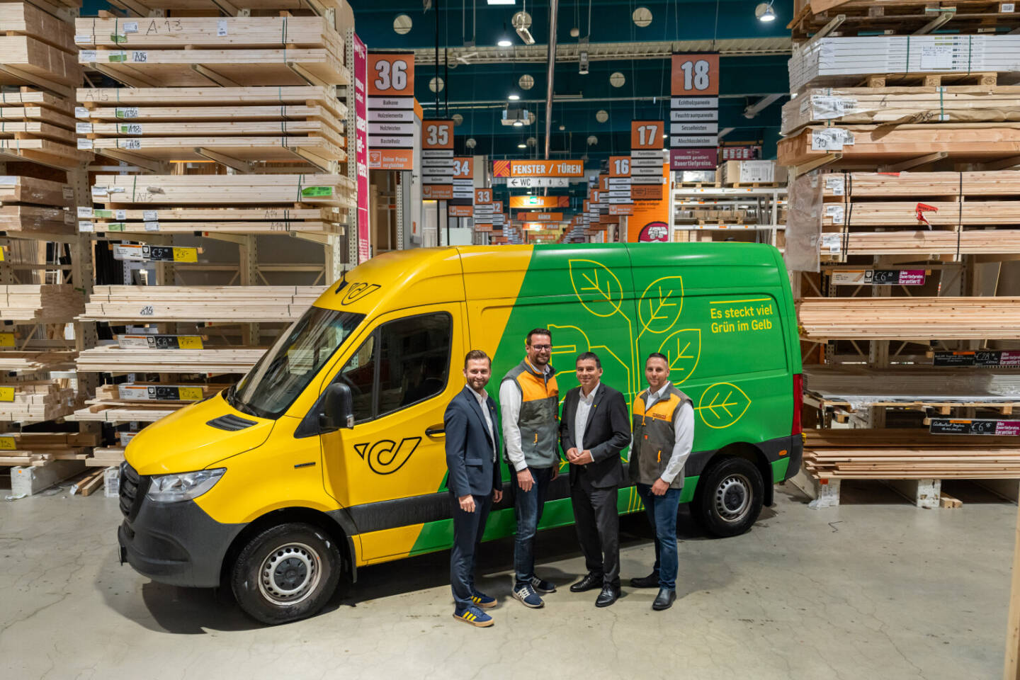 HORNBACH setzt in Österreich auf die Zustellqualität und das flächendeckende Service der Österreichischen Post. im Bild: Florian Schachinger, Key Account Management, Österreichische Post AG, Peter Eberdorfer, Geschäftsführer von HORNBACH Österreich, Peter Umundum, Generaldirektor-Stellvertreter und Vorstand für Paket & Logistik, Österreichische Post AG, Armin Radhofer, Leitung Fulfillment- & Transportlogistik von HORNBACH Österreich (v.l.n.r.) (Fotocredit: Ripix)