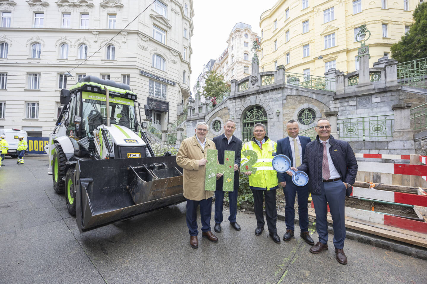 Startschuss für das Pilotprojekt CO2-neutraler Bautrupp: (v.li.) Gerhard Fida, Vorsitzender der Geschäftsführung der Wiener Netze; Peter Weinelt, Generaldirektor der Wiener Stadtwerke; Karl-Heinz Strauss, PORR CEO; Hannes Zeilinger, JCB General Manager Major Accounts Europe; Frank Zander, JCB Director Major Accounts Europe © Roland Rudolph