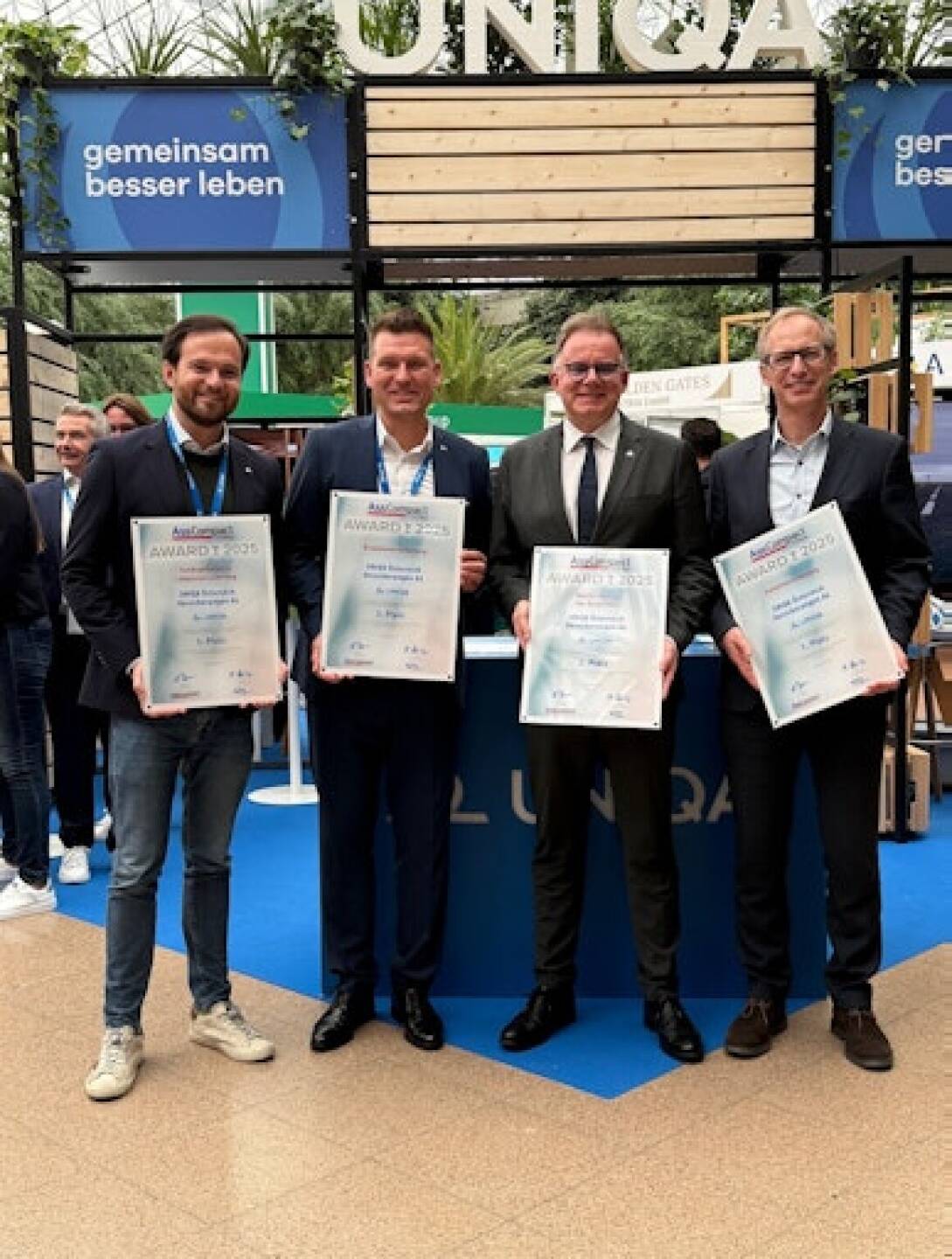 UNIQA gewinnt bei den AssCompact Awards 2025: im Bild: Guido Friesacher (Leiter Lebensversicherung), Christian Voith (Leiter Maklervertrieb), Peter Humer (Vorstand Kunde & Markt) und Jörg Brickwedel (Leiter Produktmanagement Retail) freuen sich über die zahlreichen Auszeichnungen. Fotograf:in: Claudia Balogh, Fotocredit UNIQA