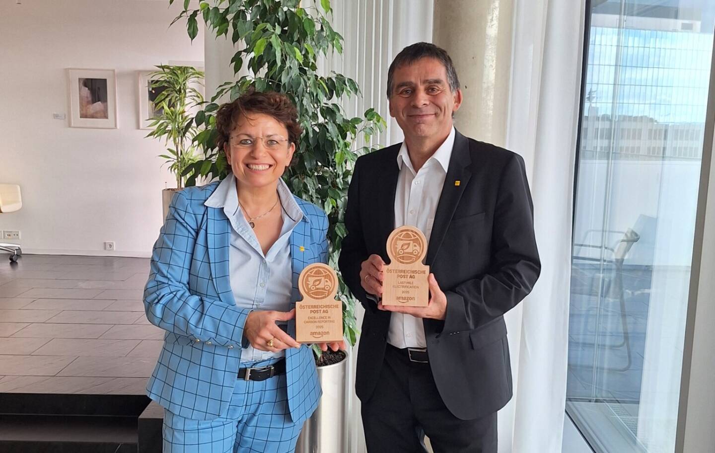 ÖSTERREICHISCHE POST ENTWICKELT NEUES SYSTEM ZUR BERECHNUNG DER CO2E-EMISSIONEN PRO PAKET; im Bild: Peter Umundum, Generaldirektor-Stellvertreter und Vorstand für Paket & Logistik (r.), gemeinsam mit Sonja Aboulez, Geschäftsfeldleitung E-Commerce Solutions, beide Österreichische Post AG; Foto: Ö Post