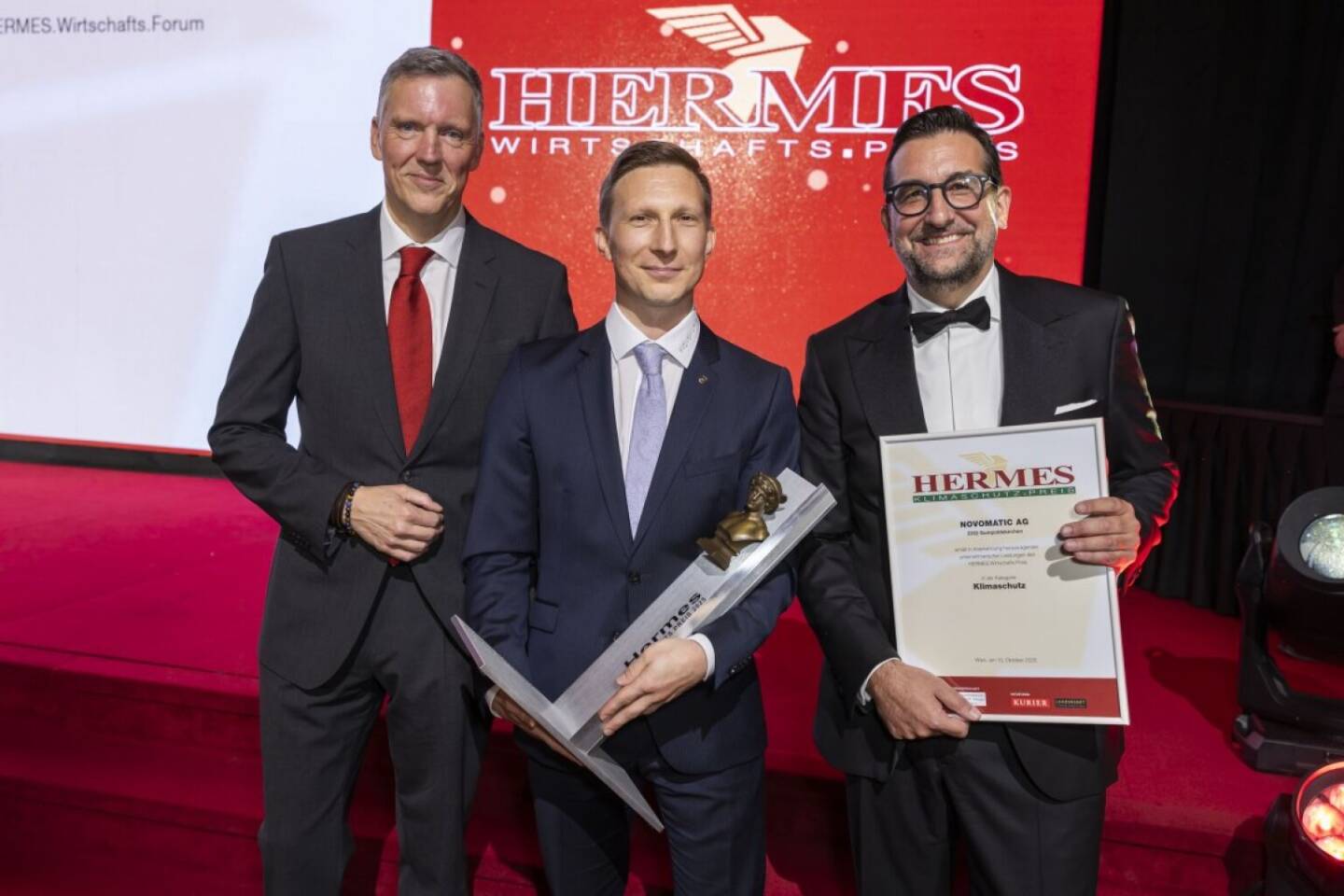 Novomatic gewinnt Hermes Klimaschutzpreis für  konzernweit größte PV-Anlage beim Headquarter. Foto v.l.n.r.: Mag. Alexander Klacska, WKÖ Bundesspartenobmann, Mag. Christoph Neubauer, Director Group CR & Sustainability, Mag. Florian Saiko, Director Group Finance, Foto-Quelle: Novomatic.com