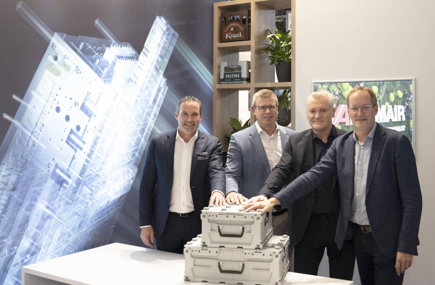 BOOXit, HAIDLMAIR und POLYTEC starten gemeinsam in logistische Kreislaufwirtschaft, innovative Zusammenarbeit vereinbart: Die Zusammenarbeit wurde am Messestand von HAIDLMAIR auf der K-Messe in Düsseldorf vereinbart. Von links nach rechts: Mario Haidlmair (CEO HAIDLMAIR GmbH), Markus Huemer (CEO POLYTEC Holding AG), Peter Entenfellner (CEO BOOXit OG), Andreas Holzleitner (CTO BOOXit OG) Copyright: HAIDLMAIR GmbH