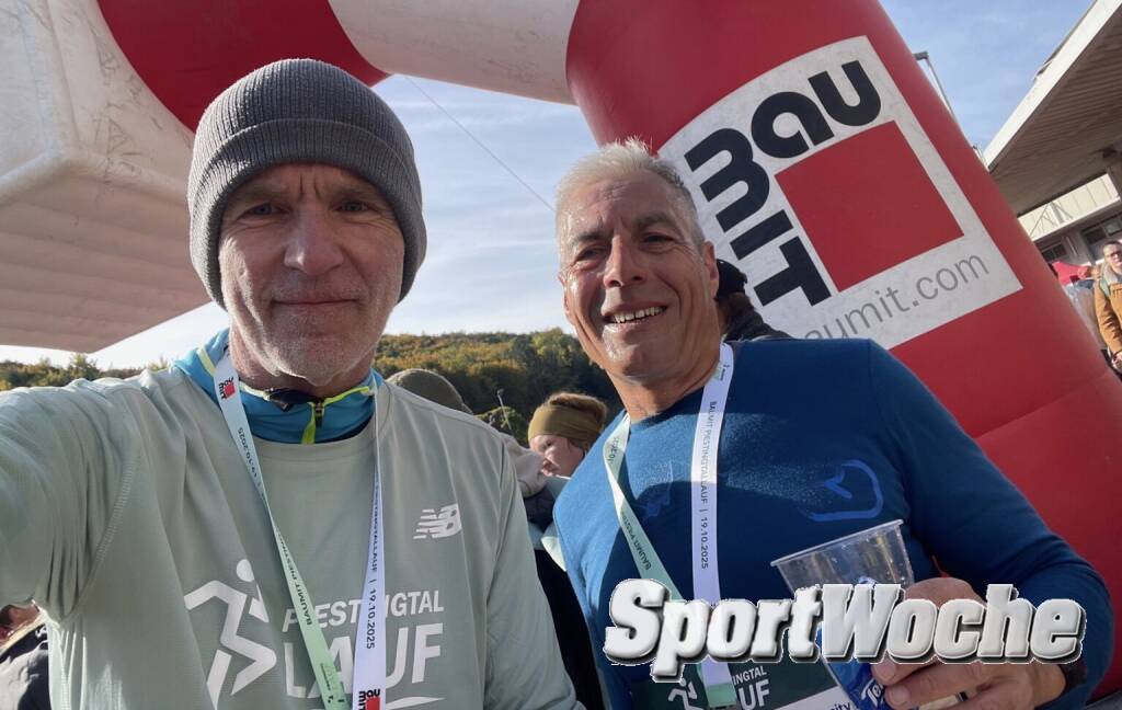 Meine 1. Startnummer seit Corona: Piestingtal-Halbmarathon auf Einladung von baumit-Chef Georg Bursik (re.) (19.10.2025) 