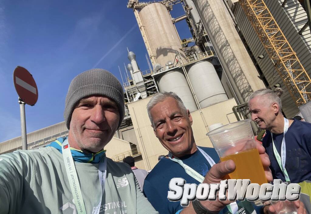 Meine 1. Startnummer seit Corona: Piestingtal-Halbmarathon auf Einladung von baumit-Chef Georg Bursik (re.) (19.10.2025) 