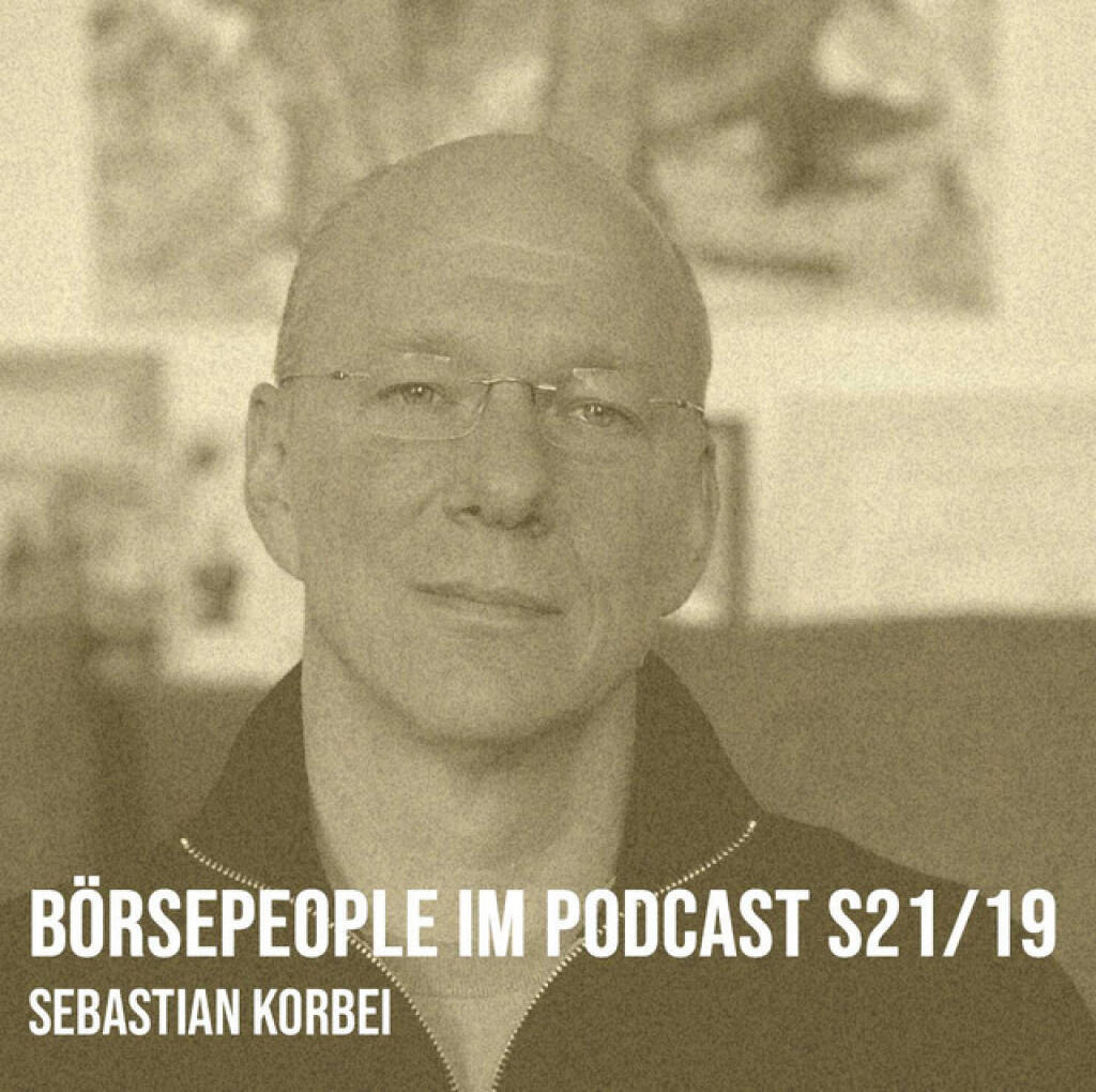 https://open.spotify.com/episode/25kuIy2UMwyxqe04QtbJ1n
Börsepeople im Podcast S21/19: Sebastian Korbei - <p>Ich habe alle Gäste der Börsepeople-Serie (am 21.11. Folge 500) gleich lieb, ehrlich! Aber rein vom Thema her sage ich, dass diese Episode mit Sebastian Korbei was ganz Besonderes ist. Fix ist es das bisher nerdigste Gespräch der Reihe. Dies mit Seb, einem, der in London für Goldman Sachs, RBS, Morgan Stanley und Credit Suisse in leitenden Funktionen gearbeitet hat. Vernetzt wurden wir einmal mehr über den Sport, seine Ehefrau Veronika hat uns beide bei einem Handball West Wien Event, bei dem Veronika und ich auf der Bühne waren, vernetzt. Und wenn man bei einem Sportevent mit einem Gesprächspartner dann 30 Minuten in Richtung Hardcore Optionsstrategien abschweift, dann eh alles klar. Sebastian ist in der Pandemie und mit Brexit-Müdigkeit nach Wien zurückgekehrt und mit seiner TARS Consulting rund um seine Stärken unterwegs, hochspannend für mich. Es geht aber auch um Rudern mit Cambridge Achter und Olympia-Träumen, diskussionswürdige Kleidung, Sebastian Coe, Quants, Handelsbücher von Banken und Wettanbietern, Roulette, Hedging, Margin Calls, eine Verletzung eines gemeinsamen Bekannten, die legendären Sport-Zeiten 1:41,73 und 1:45,73, theoretische Physik sowie Gutes zieht Kreise. Eine Einladung für 27.11. ist ebenfalls dabei, für die Sport- & Wirtschaftsfans halt.<br>
<br>
<a href=https://www.tars-consulting.at target=_blank>https://www.tars-consulting.at</a><br>
Börsepeople Veronika Korbei: <a href=https://audio-cd.at/page/podcast/7152 target=_blank>https://audio-cd.at/page/podcast/7152</a><br>
<a href=https://handball-westwien.at target=_blank>https://handball-westwien.at</a><br>
<br>
About: Die Serie Börsepeople des Podcasters Christian Drastil, der im Q4/24 in Frankfurt als Finfluencer & Finanznetworker #1 Austria ausgezeichnet wurde, findet im Rahmen von <a href=http://www.audio-cd.at target=_blank>http://www.audio-cd.at</a> und dem Podcast Audio-CD.at Indie Podcasts statt. Es handelt sich dabei um typische Personality- und Werdegang-Gespräche. Die Season 19 umfasst unter dem Motto „25 Börsepeople“ 25 Talks. Presenter der Season 21 ist die Volksbank <a href=https://www.volksbank.at target=_blank>https://www.volksbank.at.</a> Welcher der meistgehörte Börsepeople Podcast ist, sieht man unter <a href=http://www.audio-cd.at/people target=_blank>http://www.audio-cd.at/people.</a> Der Zwischenstand des laufenden Rankings ist tagesaktuell um 12 Uhr aktualisiert.<br>
<br>
Bewertungen bei Apple (oder auch Spotify) machen mir Freude: <a href=http://www.audio-cd.at/spotify target=_blank>http://www.audio-cd.at/spotify</a> , <a href=http://www.audio-cd.at/apple target=_blank>http://www.audio-cd.at/apple</a> .</p> (31.10.2025) 