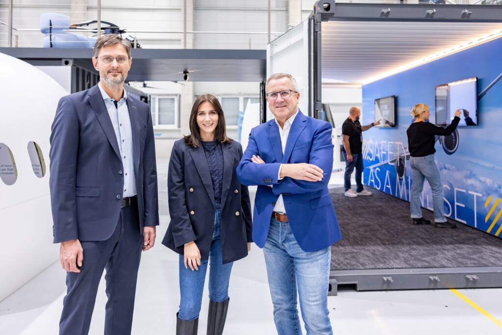 Sicheres Fliegen: FACC eröffnet Safety Center, v.l.n.r.: Andre Härtelt (VP Quality), Patrizia Schultes (Safety Manager), CEO Robert Machtlinger © FACC / Rambossek, © Aussender (14.11.2025) 
