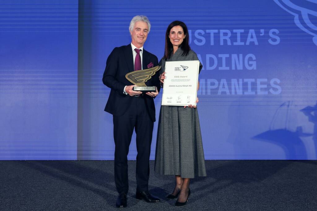 AMAG wurde im Rahmen von Austria’s Leading Companies (ALC) mit dem ESG- Award ausgezeichnet, den CEO Helmut Kaufmann von Agatha Kalandra, Partnerin und Leiterin Clients & Marketing PwC Austria überreicht bekam. (© Peroutka/DiePresse), © Aussendung (21.11.2025) 