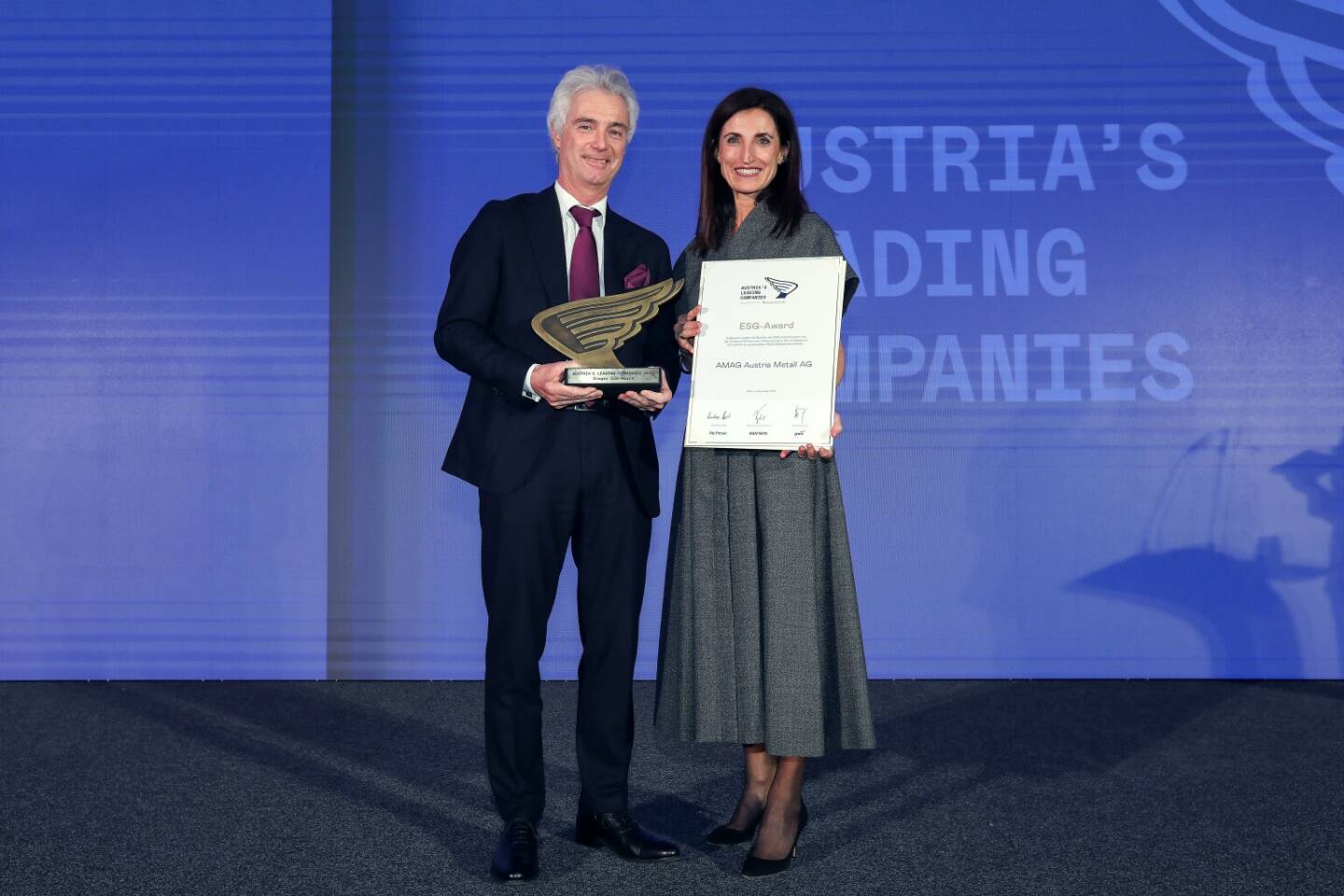 AMAG wurde im Rahmen von Austria’s Leading Companies (ALC) mit dem ESG- Award ausgezeichnet, den CEO Helmut Kaufmann von Agatha Kalandra, Partnerin und Leiterin Clients & Marketing PwC Austria überreicht bekam. (© Peroutka/DiePresse)