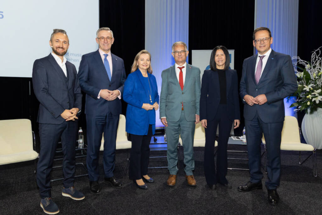 Die Teilnehmerinnen und Teilnehmer des HYPO Wirtschaftsgespräch 2025 (v. l. n. r.): Moderator Christoph Kinast, Robert Ottel (Rosenbauer), Ulrike Rabmer-Koller (Rabmer Gruppe), Markus Marterbauer (Finanzminister), Sok-Kheng Taing (Mitgründerin, Dynatrace) und Klaus Kumpfmüller (HYPO OOE). ©cityfoto.at (27.11.2025) 