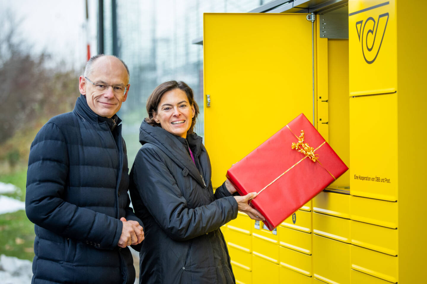 Post-Generaldirektor Walter Oblin und ÖBB-Infrastruktur-Vorständin Silvia Angelo bei der Inbetriebnahme der ersten neuen 24/7 Poststation am Bahnhof in Leobendorf, © Österreichische Post AG
