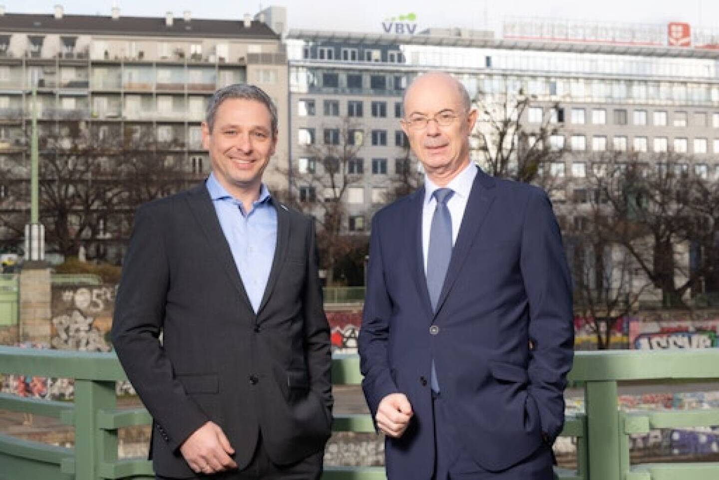 IBM Österreich vertraut bei der betrieblichen Altersvorsorge auf die Expertise der VBV: Clemens Buchmayer, Bereichsleiter Vertrieb & Kundenservice und Geschäftsführer der VBV Consult Beratung für betriebliche Vorsorge und Günther Schiendl, CEO der VBV-Pensionskasse;  Fotograf: Richard Tanzer