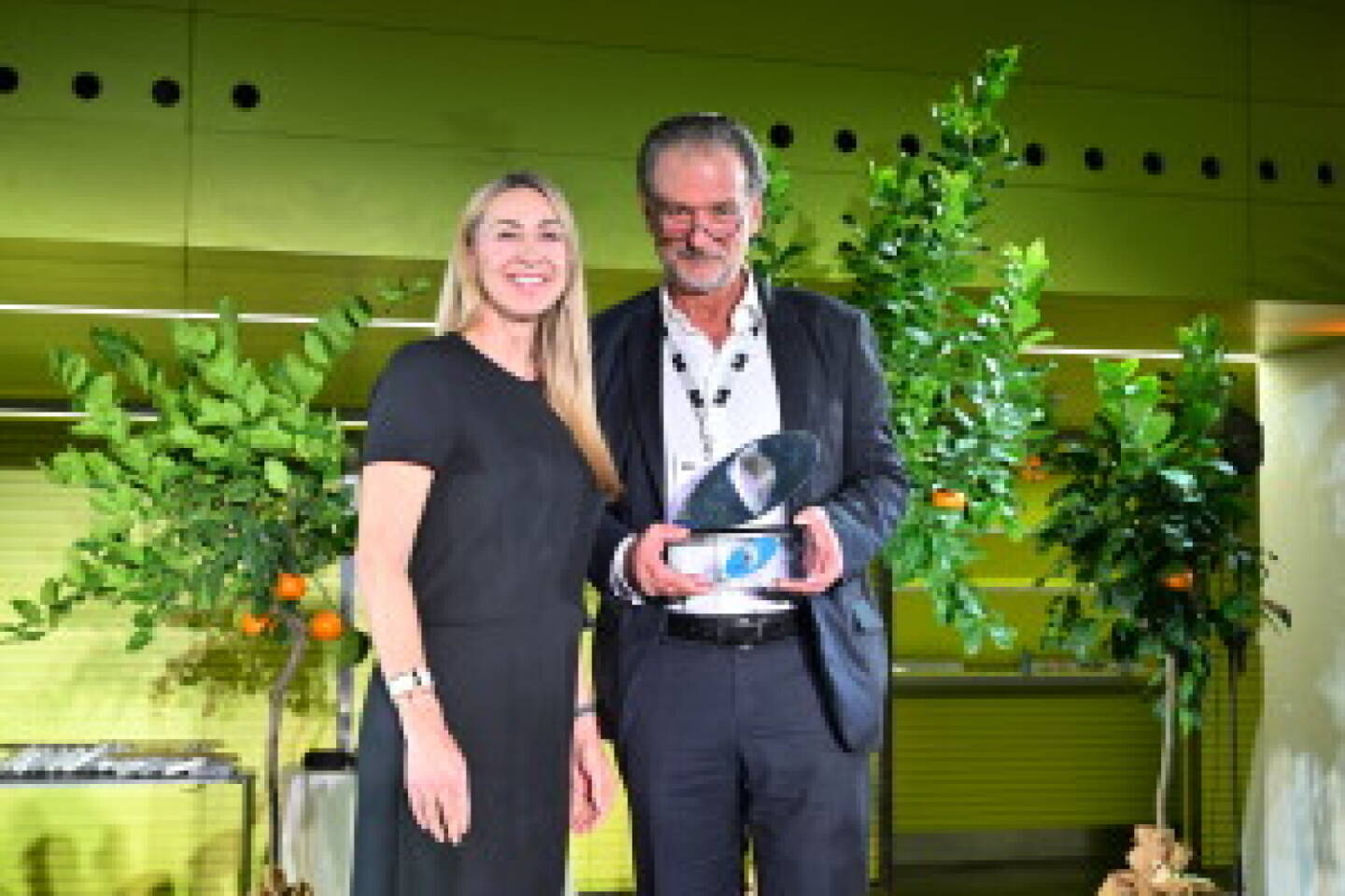 Die VBV-Gruppe freut sich &uuml;ber den IPE Country Award 2025 des Fachmagazins Investment and Pensions Europe. Bild; Martin V&ouml;r&ouml;s (VBV-Gruppe) nahm den Award von Sandra S&uuml;nderhauf entgegen (Foto: IPE)