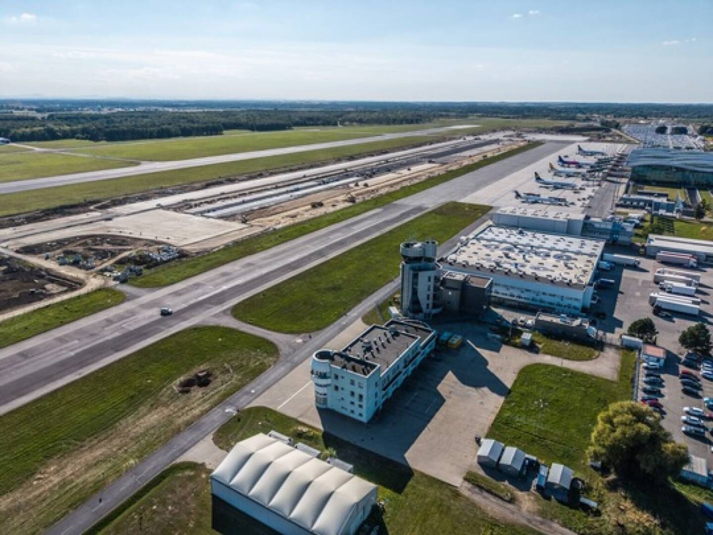 Meilenstein bei polnischem Infrastrukturprojekt: STRABAG schließt zeitkritische Sanierungsarbeiten am gesperrten Flughafen Wrocław erfolgreich ab; Foto: Strabag