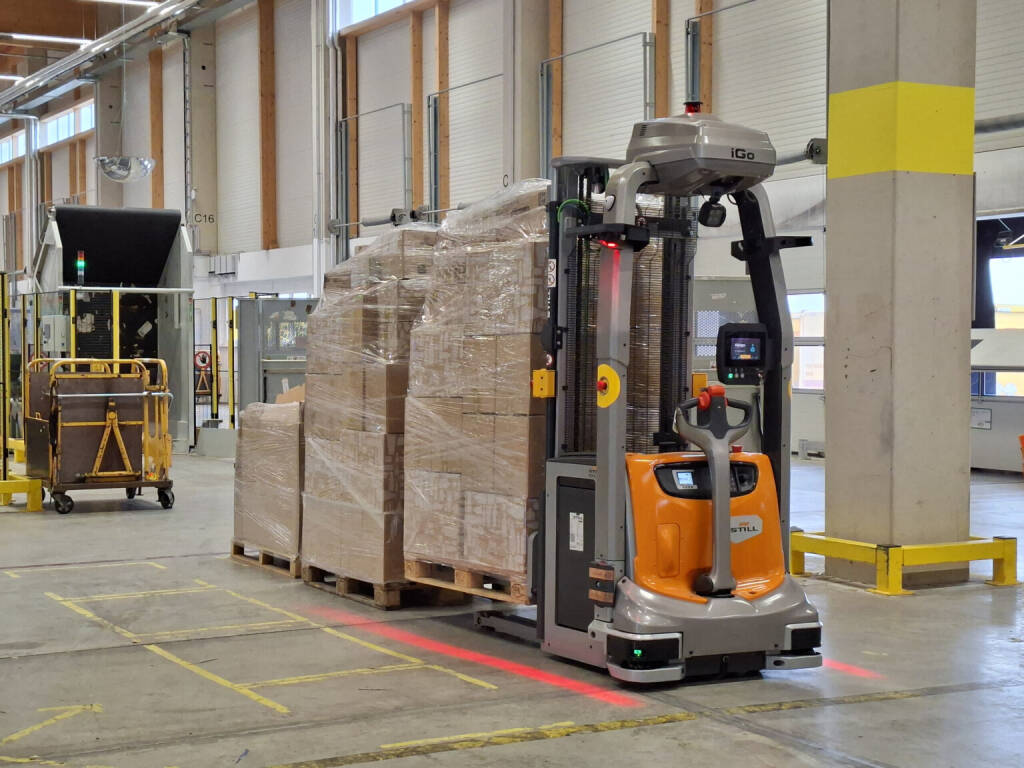 Die Österreichische Post AG treibt die Automatisierung ihrer Logistikprozesse konsequent voran. Im Paket-Logistikzentrum Wien wurde kürzlich ein erfolgreicher Testlauf mit autonomen Flurförderfahrzeugen abgeschlossen. Nächstes Jahr werden die ersten autonomen Fahrzeuge im Regelbetrieb ausgerollt. Foto: Post, &copy; Aussender (15.12.2025) 