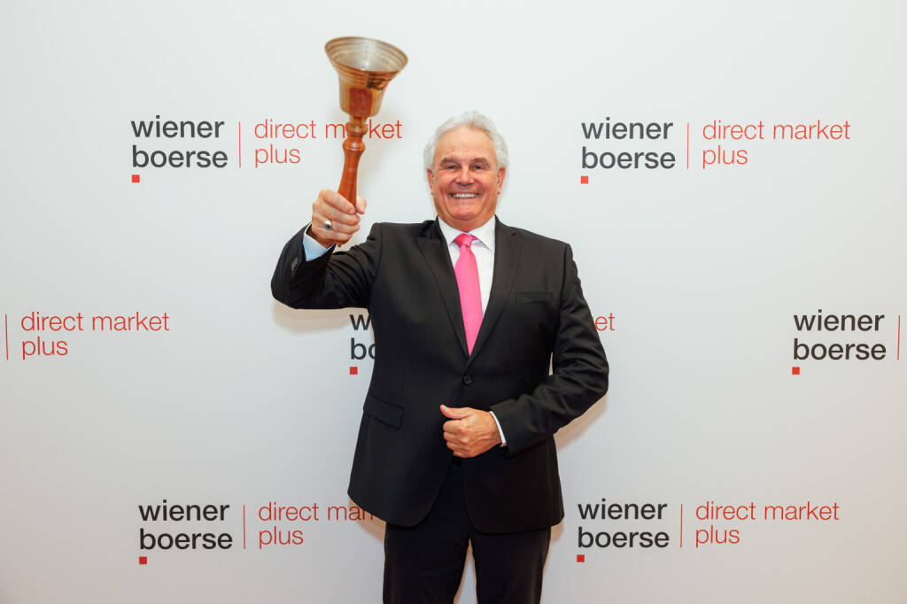 Dietrich Gallmetzer, CEO Gallmetzer HealthCare S.p.A., läutet die Opening Bell anlässlich des Listings der Aktie am 16. Dezember 2025 (Fotocredit: Wiener Börse/Alexander Felten), &copy; Aussender (16.12.2025) 