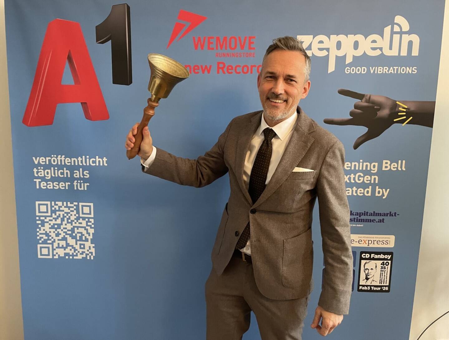 Auch Thomas Hahn, CEO vom Kaufhaus Steffl, l&auml;utet eine Opening Bell f&uuml;r unseren Manager:innen-Weihnachtssong, der dieser Tage Gast f&uuml;r Gast eingesungen wird und n&auml;chste Woche gepublished. In der Wiener B&ouml;rse Party Folge vom 18.12. wird ein Zwischentake des Songs auch ganz kurz im Hintergrund eingespielt 