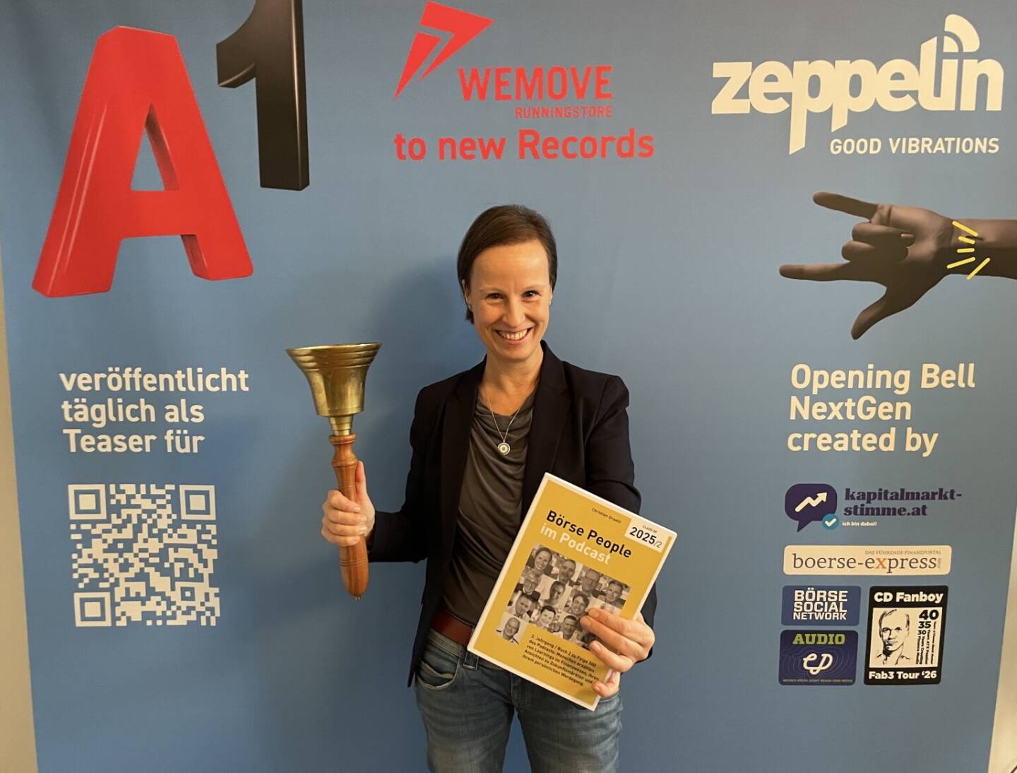 Maria Kral-Glanzer l&auml;utet die Opening Bell f&uuml;r Mittwoch. Im 4. B&ouml;rsepeople-Buch war Maria nicht nur mit ihrem spannenden Werdegang vertreten, sie checkte vielmehr auch das Lektorat. Thx! https://audio-cd.at/static/images/people_order_4.jpg?1.01
