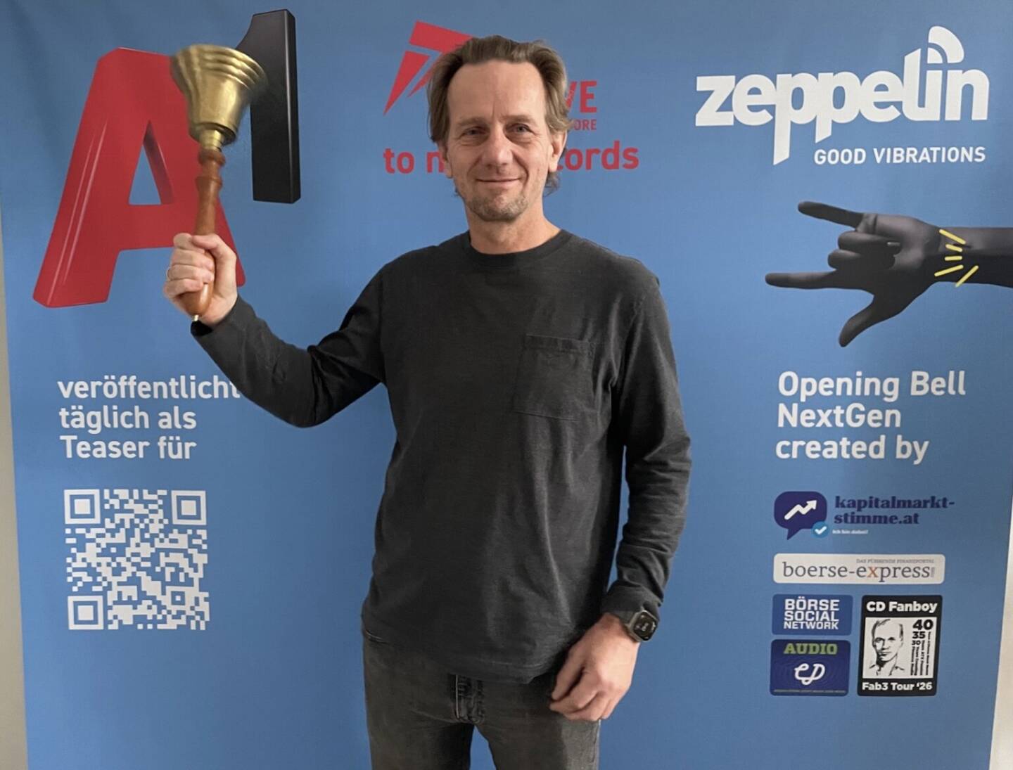 Michael Marek l&auml;utet die Opening Bell f&uuml;r Donnerstag. Mein Co. in der Musikproduktion ist im Brotjob Augenarzt. Auf seiner Homepage http://www.augenmedizin.at bin ich bei einem der vielen wertvollen Beitr&auml;ge das Model: Laufen sch&uuml;tzt vor dem Gr&uuml;nen Star. Und die Opening Bell gilt auch dem Musikprojekt Audio CD Allstars, hier kann man die erste Single Pre-Saven https://distrokid.com/hyperfollow/audiocdallstars/christmas-bell-at-home-radio-edit
