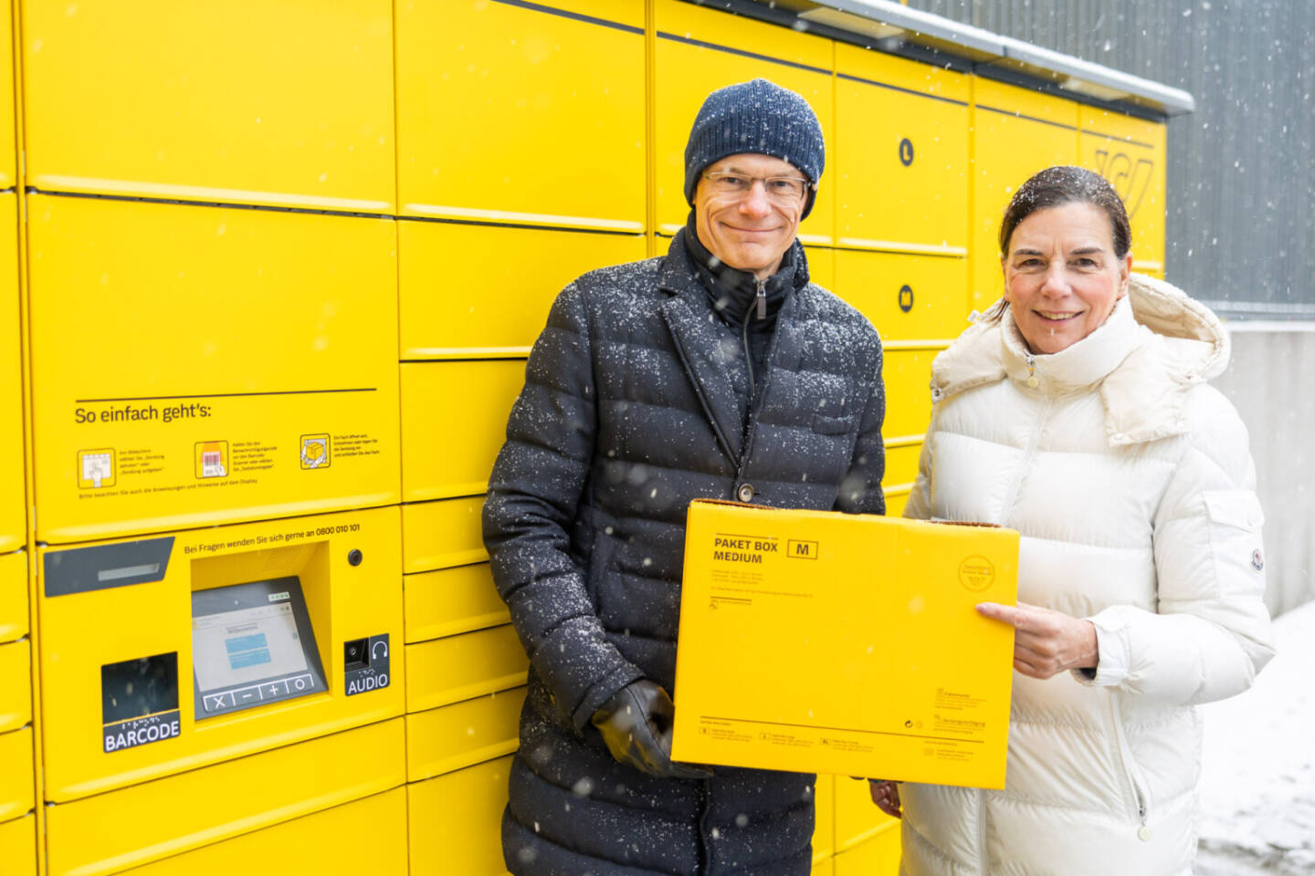 Neue Poststation bei Ottakringer Brauerei: Walter Oblin, Generaldirektor, &Ouml;sterreichische Post AG, mit Christiane Wenckheim, Aufsichtsratsvorsitzende der Ottakringer Getr&auml;nke AG sowie Aufsichtsratsmitglied der &Ouml;sterreichischen Post AG, bei der winterlichen Er&ouml;ffnung der neuen Poststation vor der Ottakringer Brauerei, &copy; &Ouml;sterreichische Post AG