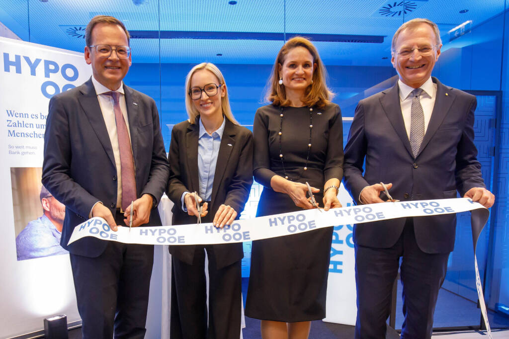 Hypo OÖ eröffnet Filiale Bindermichl; HYPO OOE Vorstandsvorsitzender Klaus Kumpfmüller, Filialleiterin Sandra Böck, Filialvertriebs-Leiterin Marietta Kratochwill und Landeshauptmann Thomas Stelzer (v. l. n. r.) eröffnen die runderneuerte Filiale Linz-Bindermichl der HYPO Oberösterreich. ©HYPO OOE/Wakolbinger, &copy; Aussender (13.01.2026) 