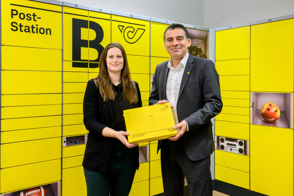 Post kooperiert mit Shop Apotheke: Martina Egger, Director Country Management Austria bei Redcare Pharmacy, mit Peter Umundum, Generaldirektor-Stellvertreter, Vorstand für Paket & Logistik, Österreichische Post AG, Foto: Österreichische Post, &copy; Aussender (13.01.2026) 
