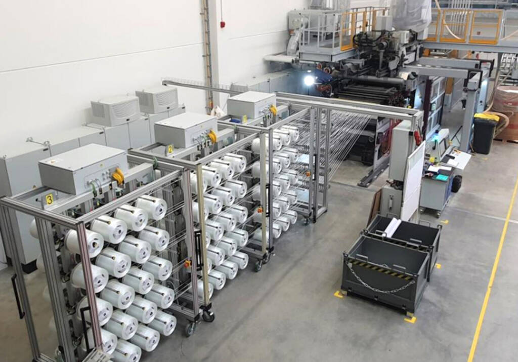 Die POLYTEC GROUP übernimmt das Composites-Geschäft vom Folienhersteller Profol und baut mit dieser strategischen Investition in die UD-Tape- und Organosheet-Technologie ihr Produktportfolio im Leichtbau aus. An dieser Anlage entstehen leistungsstarke Faserverbund-Halbzeuge, die zur Produktion von hochwertigen Kunststoffbauteilen benötigt werden. Foto: Profol, &copy; Aussender (14.01.2026) 