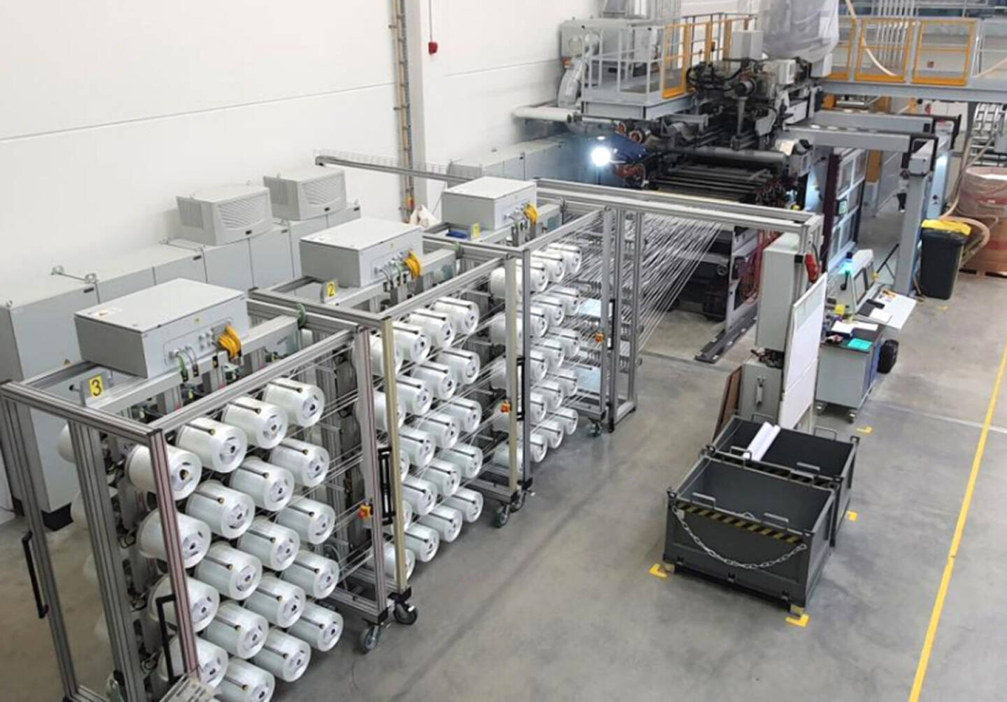 Die POLYTEC GROUP &uuml;bernimmt das Composites-Gesch&auml;ft vom Folienhersteller Profol und baut mit dieser strategischen Investition in die UD-Tape- und Organosheet-Technologie ihr Produktportfolio im Leichtbau aus. An dieser Anlage entstehen leistungsstarke Faserverbund-Halbzeuge, die zur Produktion von hochwertigen Kunststoffbauteilen ben&ouml;tigt werden. Foto: Profol