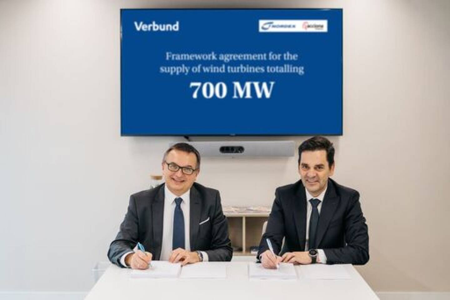 Verbund Green Power und Nordex kooperieren: Die Vereinbarung wurde am 16. Januar in der Madrider Niederlassung von VERBUND Green Power offiziell von Dietmar Reiner, Gesch&auml;ftsf&uuml;hrer von VERBUND Green Power, und Jos&eacute; Luis Blanco, CEO der Nordex Group unterfertigt. Fotoquelle: Verbund