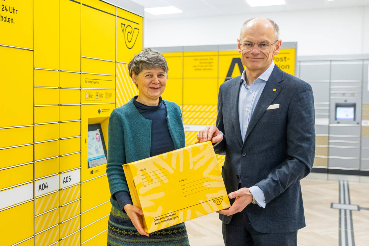 Die &Ouml;sterreichische Post hat in der Gentzgasse 65 im 18. Wiener Gemeindebezirk eine neue Selbstbedienungsfiliale er&ouml;ffnet. Silvia Nossek, Bezirksvorsteherin, W&auml;hring, mit Walter Oblin, Generaldirektor, &Ouml;sterreichische Post AG, bei der Er&ouml;ffnung der neuen SB-Filiale in W&auml;hring; Foto: &Ouml;sterreichische Post