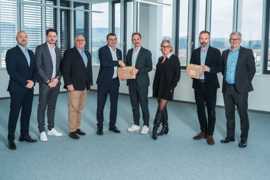 RINGANA, das österreichische Unternehmen für Frischekosmetik und natürliche Nahrungsergänzung mit Sitz im steirischen Hartberg, setzt beim Paketversand auf die Österreichische Post-Gruppe. (v.l.): Thomas Kieras, Key Account Management, E-Commerce-Solutions, Österreichische Post AG, Thomas Ofner, Leitung Key Account Management, E-Commerce-Solutions, Österreichische Post AG, Michael Russ, COO, RINGANA, Peter Umundum, Generaldirektor-Stellvertreter, Vorstand für Paket & Logistik, Österreichische Post AG, Michael Wannemacher, CEO, RINGANA, Ulla Wannemacher, Prokuristin, RINGANA, Andreas Wilfinger, CEO, RINGANA, Michael Maurer, Director E-Procurement & Logistics, RINGANA;  (© RINGANA), &copy; Aussendung (22.01.2026) 