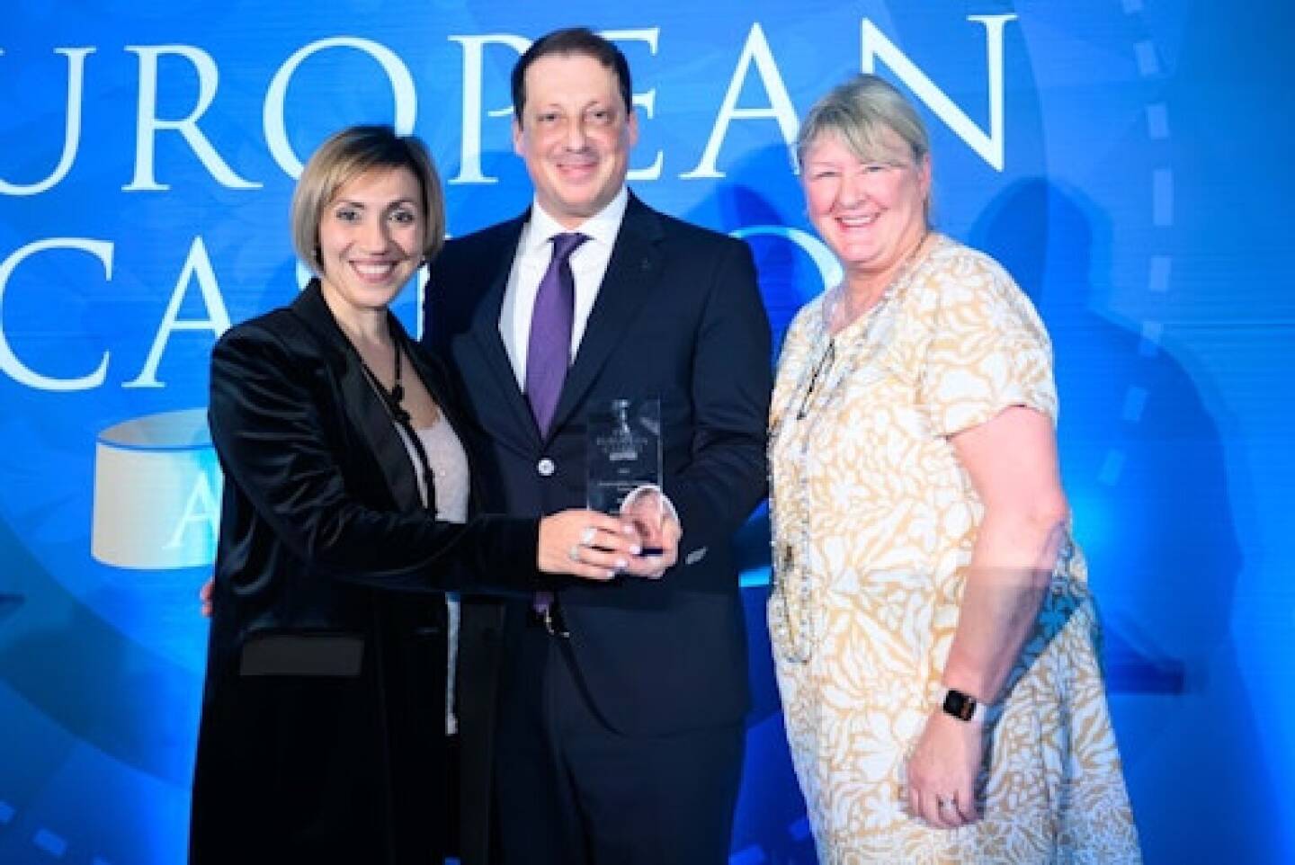 NOVOMATIC erh&auml;lt gleich vier Auszeichnungen auf der Gaming-Messe in Barcelona: (v.l.n.r.): Mariangela di Lecce (NOVOMATIC Italia), Stefan Krenn (NOVOMATIC AG), Kate Chambers (The Gaming Boardroom), Foto: EUROPEAN CASINO AWARD