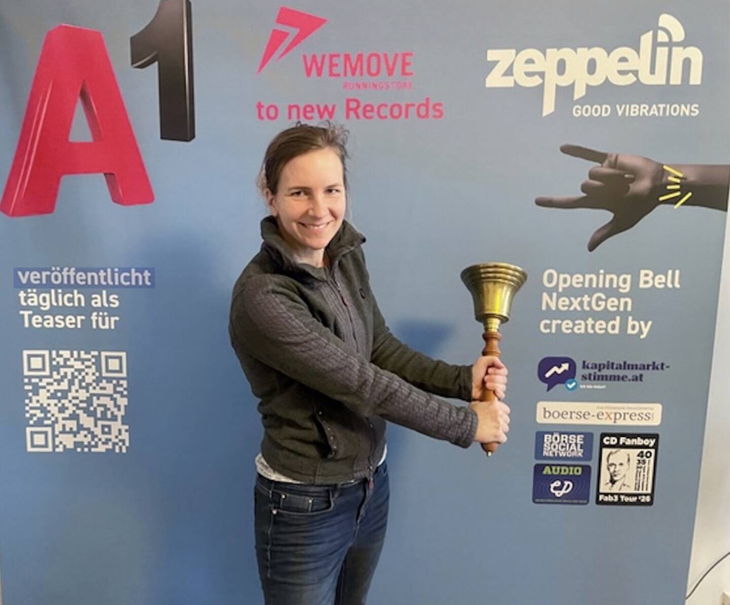 Tatjana Aubram l&auml;utet die Opening Bell f&uuml;r Freitag mit einer beidh&auml;ndigen R&uuml;ckhand ein. Die B&ouml;rse- und Sportinteressierte war seinerzeit der allererste Podcastgast auf Audio-CD.at, Folgentitel Geldthemen in der Schule. 