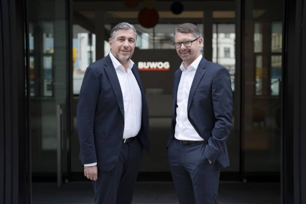 Auch 2026 verfolgt die Buwog einige neue Projekte: Bei den Baustarts 2026 handelt es sich um die Projekte Lange Allee und Wagramer Straße (beide 1220), ein Projekt am Augarten (1020), in der Forsthausgasse (1200), am Laaer Berg (1100), in Schwechat und um den zweiten Bauabschnitt des Südtiroler Quartieres in Salzburg. Die BUWOG-Geschäftsführer Andreas Holler & Kevin Töpfer. Fotoquelle: Buwog, &copy; Aussender (28.01.2026) 