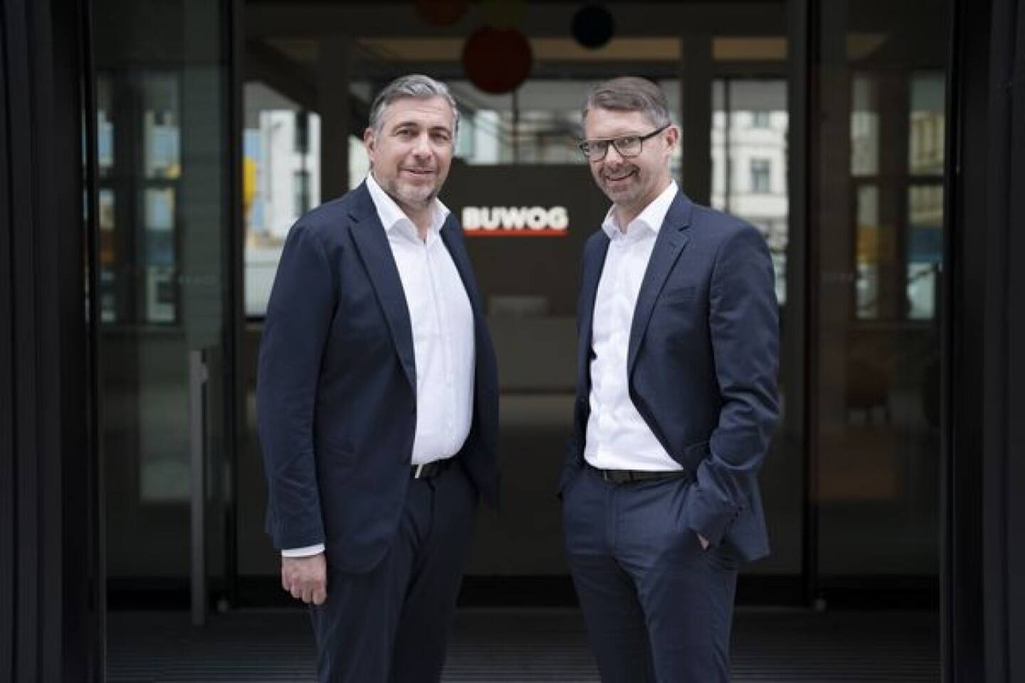 Auch 2026 verfolgt die Buwog einige neue Projekte: Bei den Baustarts 2026 handelt es sich um die Projekte Lange Allee und Wagramer Stra&szlig;e (beide 1220), ein Projekt am Augarten (1020), in der Forsthausgasse (1200), am Laaer Berg (1100), in Schwechat und um den zweiten Bauabschnitt des S&uuml;dtiroler Quartieres in Salzburg. Die BUWOG-Gesch&auml;ftsf&uuml;hrer Andreas Holler & Kevin T&ouml;pfer. Fotoquelle: Buwog